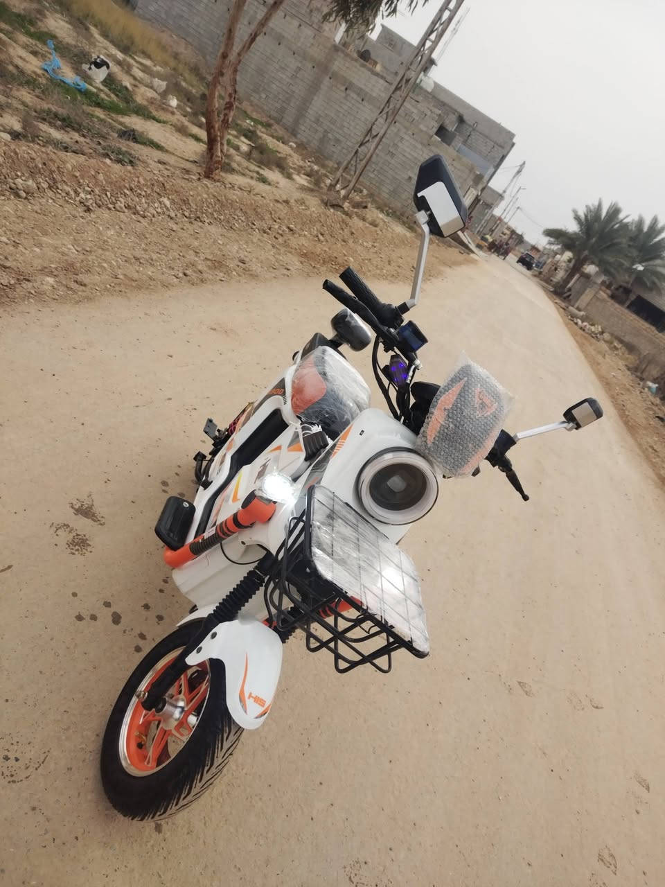 سلام عليكم دراجه شحن x900 موديل 2025 دراجه كامله مكمله نضافه 100 ٪100 بطاريات كلهن جدد الدراجه انطيكياهه اتروح تفحص اذا كالولك وحده هابطه انطيكياهه بلاش لاستفسار اتصل *********** مكاني ديالى شهربان يم كراج بغداد
