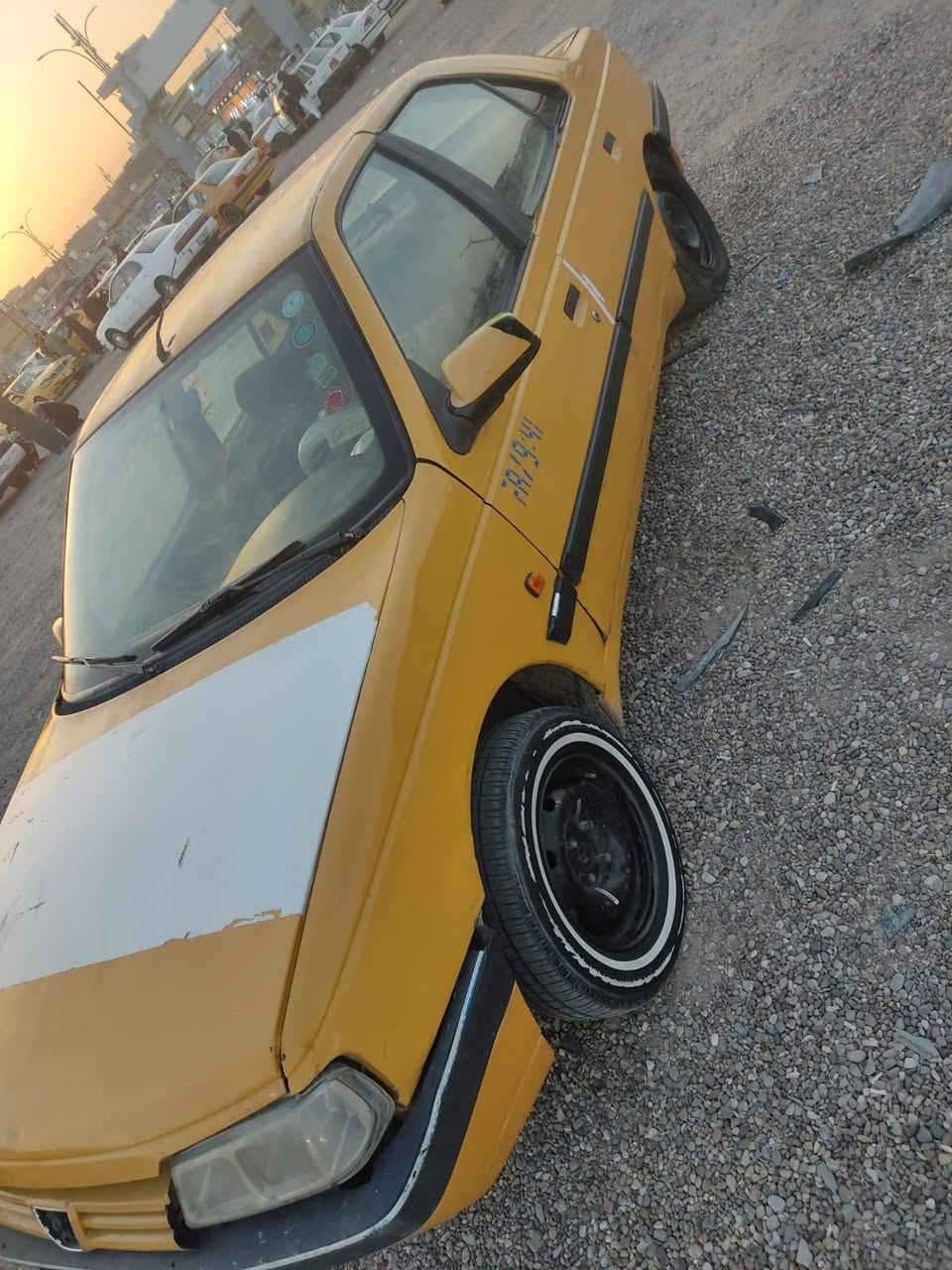 سلام عليكم بيجو 405 البيع موديل 2016 مصفره هيه وغرمات مكينه وكير حداديه شرط راعيها موجود شرط التحويل سعر 18 وبيها مجال قليل رقمي *********** مكاني البصره ملاحضه ( انه مكلف بل نشر خابر راعيها)
