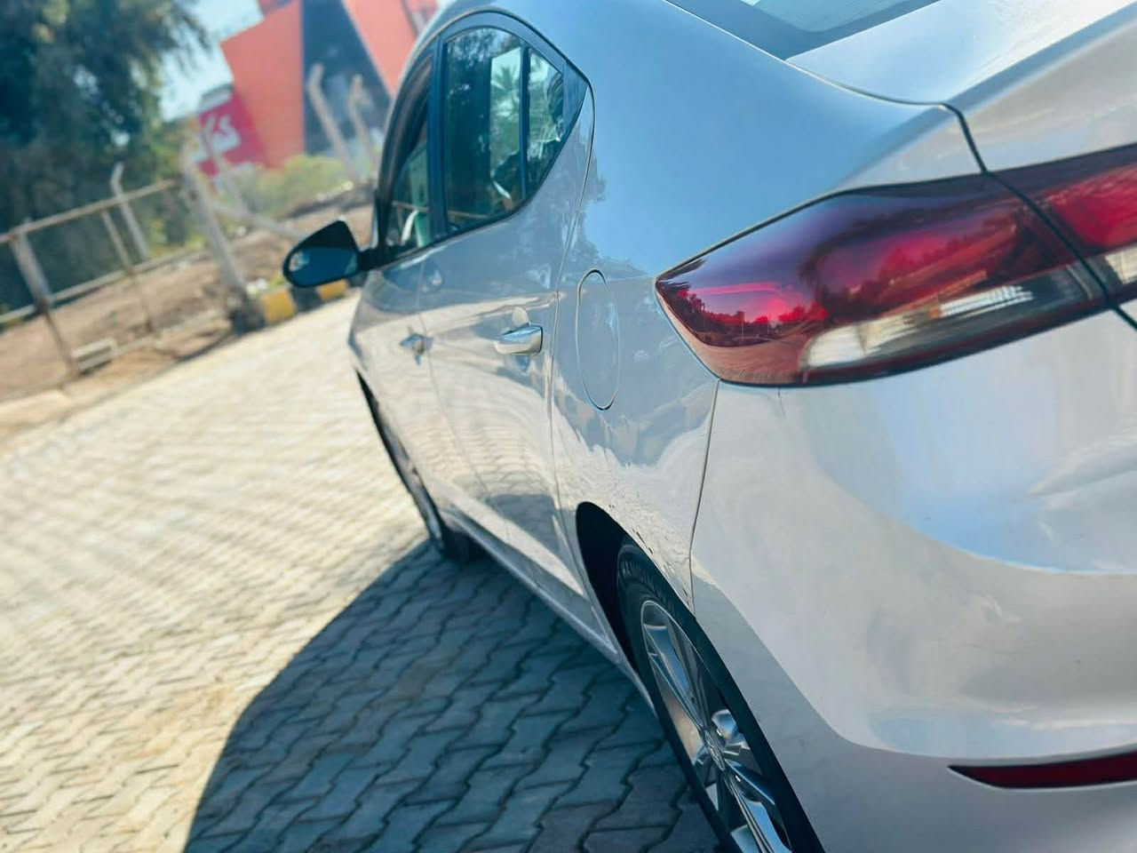 النترا 2017 وارد امريكي 
 ضرر سياره بارد باب عكس السايق  سياره بدون صبغ فقط الدوسه وبيها بارد جاملغ الخلف السايق 
بيها منضومه غاز 
محرك جديد 
موصفات عاديه 
بدون دواخل بدون ارباك 
رقم ديالى 
 مكان سياره ديالى بعقوبة ***********
