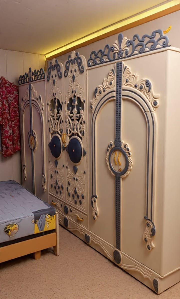 السلام عليكم غرفه تفصال عراقي وتصميم تركي الغرفه بعده جديده ما مستعمله شي قليل سعرها 650وبيهه مجال لاستفسار *********** المكان بغداد حي العامل مقابيل الدفاع المدني
