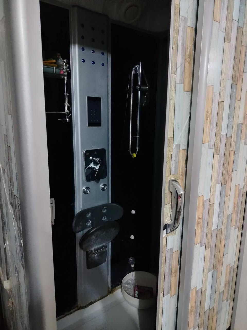 🚿 كابينة شاور (جاكوزي) للبيع بحالة جيدة، مع أبواب سلايد وإكسسوارات داخلية، مناسب للبيت أو الشقة. تم فكه وجاهز للنقل والتركيب. المعاينة خير دليل.
💰 السعر: 250 ألف دينار قابل للتفاوض بالمعقول.


**إذا كنت صاحب هذا الإعلان وتريد حذفه لأي سبب، رجاءا أرسل رسالة إلى الدعم الفني**