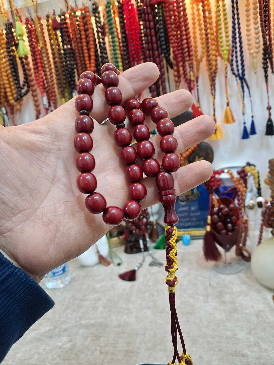 السلام عليكم ورحمة الله.. نرجو من إدارة الصفحة الموقرة الموافقة على النشر مع التقدير.
​جمال الخام الألماني الأصيل وبراعة الخراطة الحلبية العريقة يجتمعان في هذه السبحة المميزة التي تأتيكم باللون الخمري الملكي الأخاذ، وتتكون من 33 خرزة متناسقة بوزن إجمالي قدره 57 غراماً. ما يميز هذه القطعة هو الحياكة اليدوية الخاصة والحصرية بمسابحنا، والتي تعكس الذوق الرفيع وفخامة الاقتناء لتكون تحفة فنية فريدة بين يديك. هذه التحفة متوفرة الآن بسعر 100 ألف دينار عراقي، مع توفر خدمة التوصيل لجميع المحافظات بسعر 5 آلاف دينار فقط. للاستفسار والتواصل من بغداد يرجى الاتصال على الرقم ***********، ولمتابعة كل جديدنا يشرفنا انضمامكم لصفحاتنا الرسمية عبر الروابط التالية:
​فيسبوك: https://www.facebook.com/share/17jXouFZ5c/
تيك توك: https://tiktok.com/@mazez.abojafar
