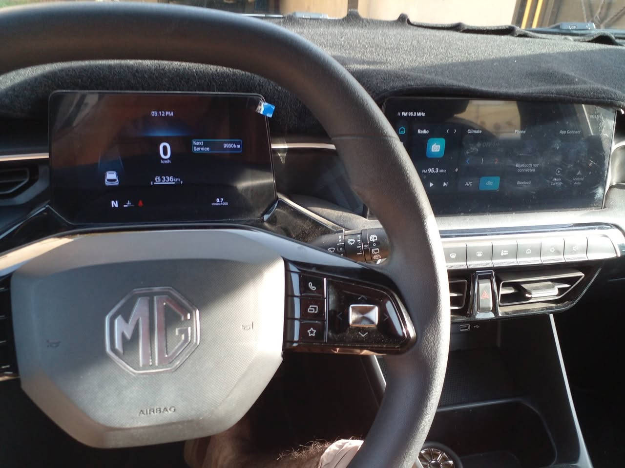 السلام عليكم .. ام جي ٣ .. ٢٠٢٤ بالضمان ماشية ٧٥٠٠ كم .. رقم بغداد .. فوول عدى الفتحة .. ( بصمة .. شاشة كامرة هاند بريك كهرباء .. اوتو هولد حساس خلفي ويل كب كروس سرعة ) السيارة بيها رصعه بباب السايق و٣ او اربع رصعات بنيد وقمارة وطخة بالصندوق عله وضعها السعر ١٠٠ ورقة .. للاتصال ( *********** ) مكانها بغداد .
