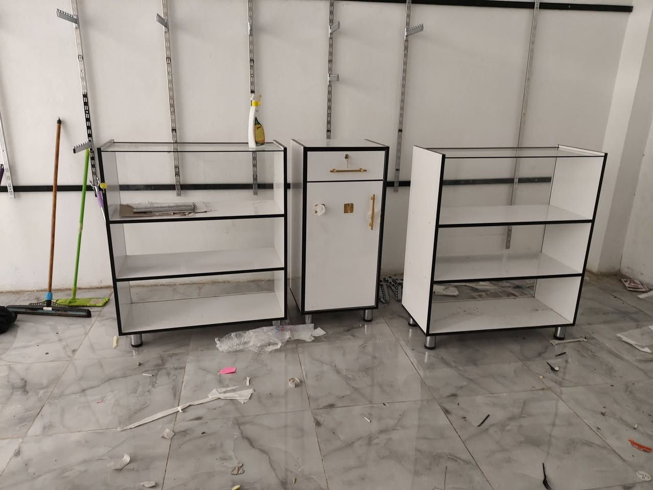 ميز و غرفه تبديل ل بيع مستعمل كلاش نضيف
السعر الميز 400 الف 
السعر غرفه تبديل 150 الف 
الاتصال ***********
