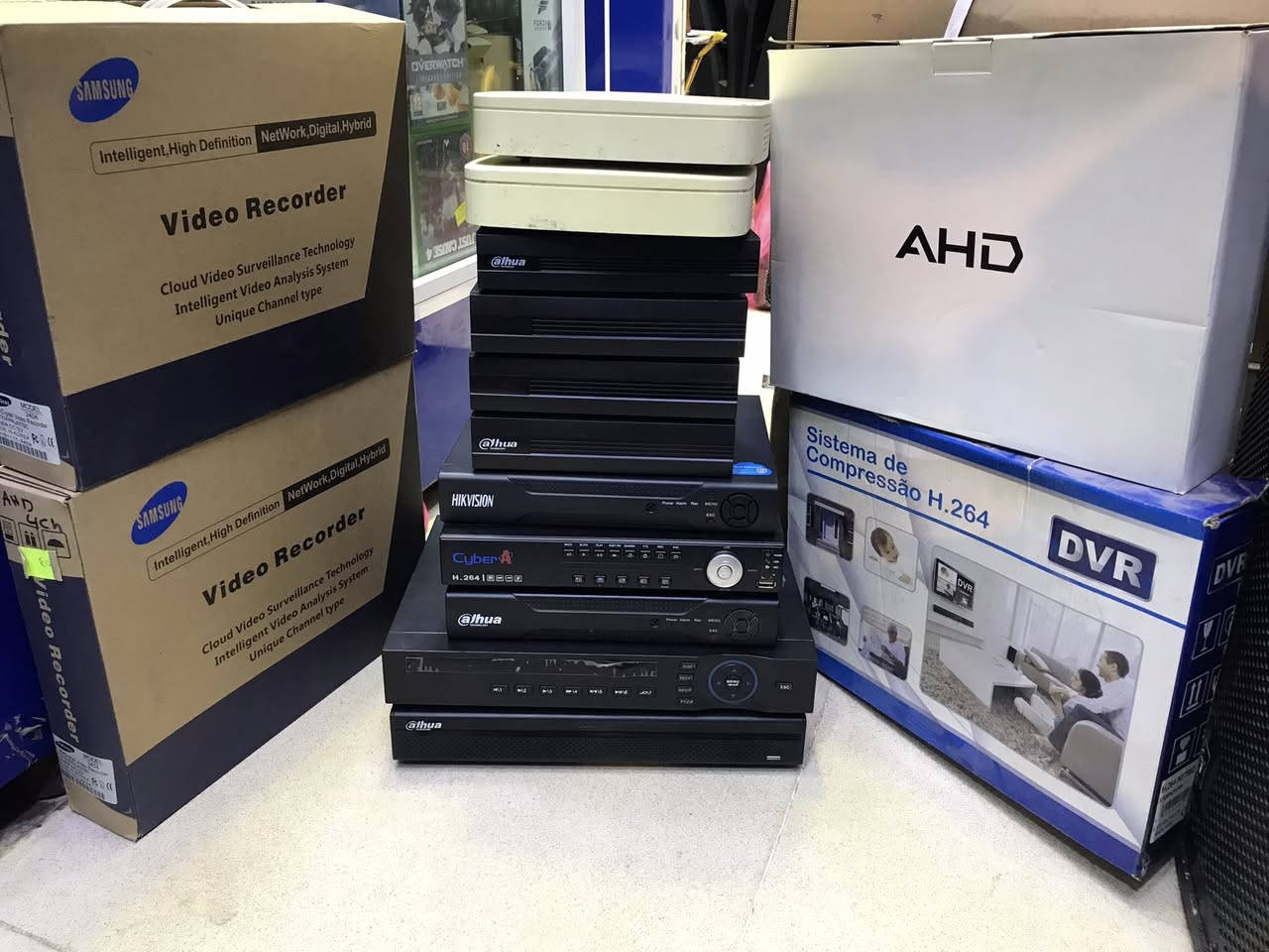 مجموعه من اجهزه DVR  و XVR  لبيع العدد 20 قطعه شرط الفحص ابيعهن شلع توصيل موجود ***********
