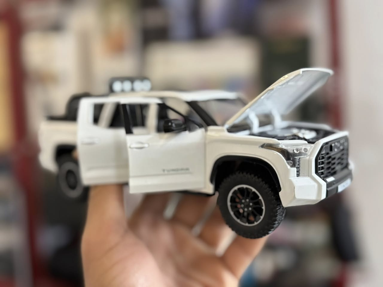 🚗 تويوتا توندرا (Toyota Tundra) - مجسم معدني مميز
للبيع مجسم سيارة تويوتا توندرا موديل حديث، بتصميم واقعي ودقة عالية في التفاصيل، مثالي للعرض أو كهدية لمحبي السيارات.
أهم المواصفات:
• الحالة: جديد بجودة ممتازة.
• التصميم: محاكاة دقيقة للواقع (Scale Model) باللون الأبيض.
• الأجزاء المتحركة: * إمكانية فتح الأبواب الأمامية والابواب الخلفيه
• إمكانية فتح غطاء المحرك (الكابوت) لرؤية تفاصيل الماكينة.
• الإضافات: مجهزة بإضاءة علوية (Roof Lights) وشبك أمامي يحمل شعار TOYOTA مع إطارات رياضية بارزة.


**إذا كنت صاحب هذا الإعلان وتريد حذفه لأي سبب، رجاءا أرسل رسالة إلى الدعم الفني**