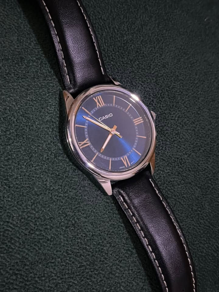 السلام عليكم،
للبيع ساعة كاسيو أصلية (Casio MTP-V005) موديل أنيق ومميز بمينا أزرق جذاب وأرقام رومانية
نظافة عامة تقريباً 89% بحالة ممتازة وجيدة جداً للاستخدام اليومي، مع وجود طخات وخدوش خفيفة بسيطة جداً الماكينة أصلية 100% (موديل 5361 / Japan Movt) السير مستبدل بسير فيكتور اصلي مع البوك الأصلي مال كاسيو اني بدلت السير علبتها موجودة و التاك موجود الأوراق تالفة غير موجودة ساعة نضيفة استخدام قليل اني اشتريتها قبل ٩ اشهر اشتريتها بهذاك الوكت جان سعرها بعد التخفيض ٨٠ دولار و اني أبيعها اليوم ب ٤٠ الف مع التوصيل قفل للتواصل ***********
