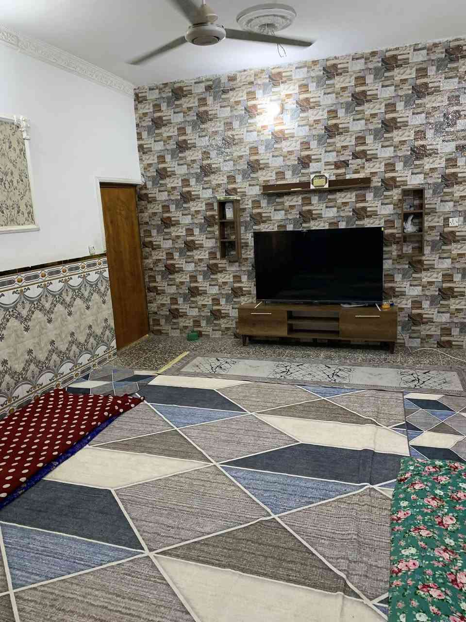 السلام عليكم بيت للبيع المساحه200 م الواجهة 10 /النزال 20 يحتوي على ٣ غرف نوم ٤ / ٤ استقبال ٦/٤ مطبخ ٥/٤ مساحه درج واسعه بيت كامل مكمل ملاحضه البيت كله طابوك الموقع حي فدك قرب المجلس البلدي مولده ابو كاظم الرقم ***********
