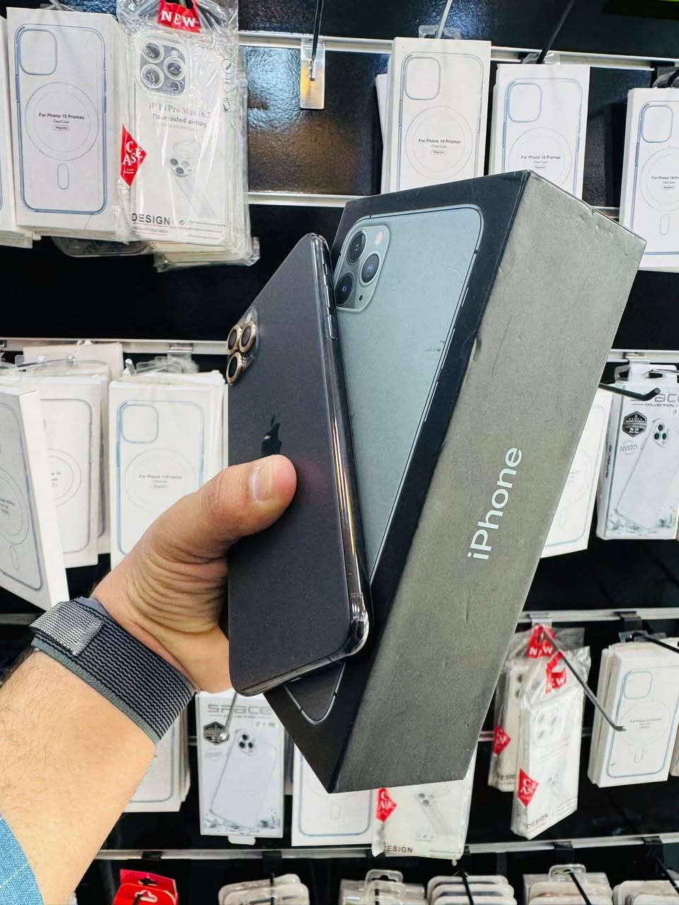 السلام عليكم 🫡
للبيع iPhone 11 pro max 
ذاكره 256 
بطاريه 78‎%‎ بلاد ابد ميصرف 
نموذج m
نضافه 95‎%‎ الجهاز ممفتوح ابد ولا مبدل بيه شي كله شغال مابيه اي خلل كامرات اتصال انترنيت صوت هزاز كله شغال مابيه خلل فقط بيه هاي النقطه الناعمه كلش ب الشاشه ممبينه ولا مأثره عليه ضمان الجهاز ملحقاته كارتونه وكفر ولزكه السعر قفل 280 الف مكاني بغداد مدينه الصدر رقمي ***********
