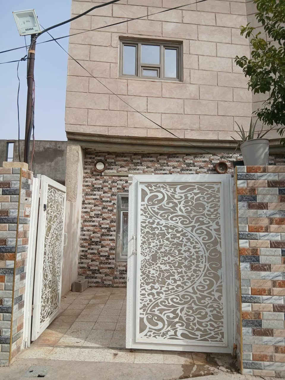 دار سكن ملك صرف طابوا. مساحته 200متر مربع يتألف من طابقين بناء جاهز للسكن بناء طابوق موقع. الدار فرع   صيدليه غصن البلوط تدخل بي واقع بين الفرع الرئيسي حي العصري عليبات تبليط الشارع للباب مجاري أيضا الصور موضحه سعر الدار 125مليون للاستفسار اكثر الاتصال على الرقم ***********و***********ومن الله التوفيق مع العرض البيت طابقين غرفتي نوم بألطابق الأسفل وغرفتين نوم بألطابق العلوي جاهز من كل الجوانب
