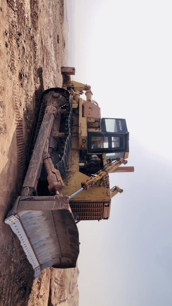 بلدوزر لللبیع 
حجم ١٥٥

رقم كركوك 

مكفول كفالە‌ عام كیر محرك توركم 

حدادیە‌ نضيف جدا

موشراي لا خابر

***********
