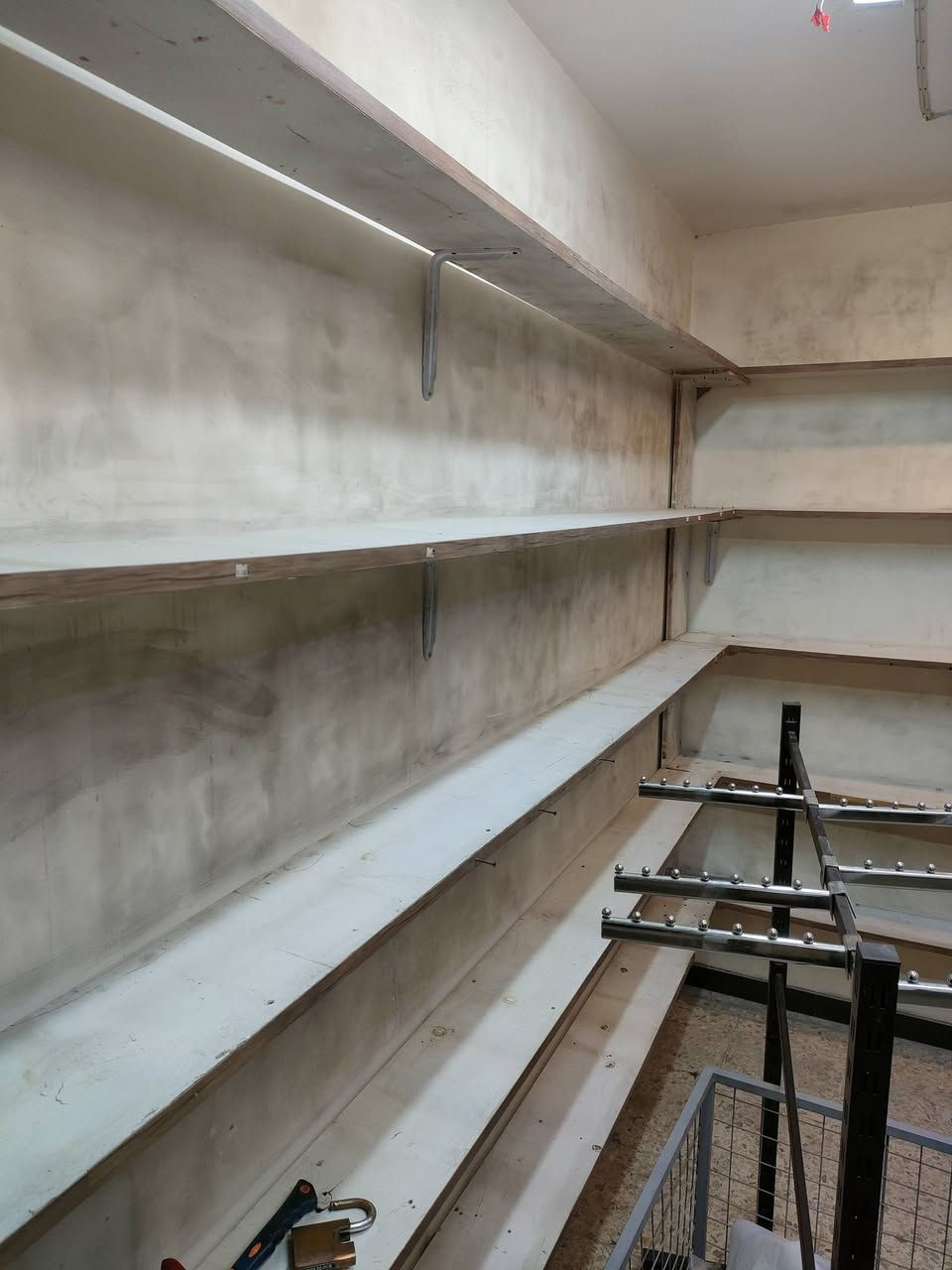 مستعجل على بيعتهن.. رفوف خشب و جام خانة حديد
الرفوف ((٣٠٠)) الف مغطية مساحة المحل ٣  × ٥ بالكامل 

الجام خانة ((٥٠٠)) ألف أبعادها:

العرض ٢٨٠

الارتفاع ٢٧٧

و سُمك الفريم الحديد ٥ سانتي

و رفوف الجام ١٧ سانتي في ٨٨ سانتي

العنوان الشعلة شارع المستشفى 

***********
