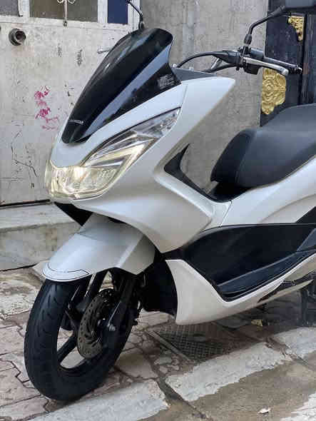 السلام عليكم للبيع 
دراجة pcx 2017 جيل ثاني ام لد 
ياباني اصلي طك كارتون ع وضع رمبة 
رقم الشاصي JF56 - 1025990

لون ابيض صدفي 
عداد المسافة 19 الف حقيقي 
حجم المحرك 125cc 
جنطة + قاعده + سيباية كلهن اصليات 
سويجات عدد 2 للجنطة وللدراجة 
حساس زدحام + ستان كهربائي 
دبل اشارة 
تايرات خلفي امامي بخط شركة 
اوراقة شغلاته كله كاملة 
الدراجة بشهر 8 طالعه من كلشي وكلاشي 
ع وضع رمبة جديده بمعنى الكلام 
كفالة محرك كفرات كهربائيات شرط 
الفحص وين ميعجبك وين متريد 
تاخذه من باب بيت 

اي ستفسار خاص او واتساب 
رقمي *********** 

العنوان النهظة شارع شيخ عمر 
قرب باجة الحاتي
