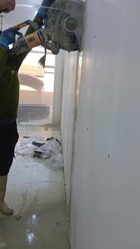 فتح أبواب وشبابيك.قص رباطات أرضي وجداري عمل فتحات درج 07735340718 إتصا...