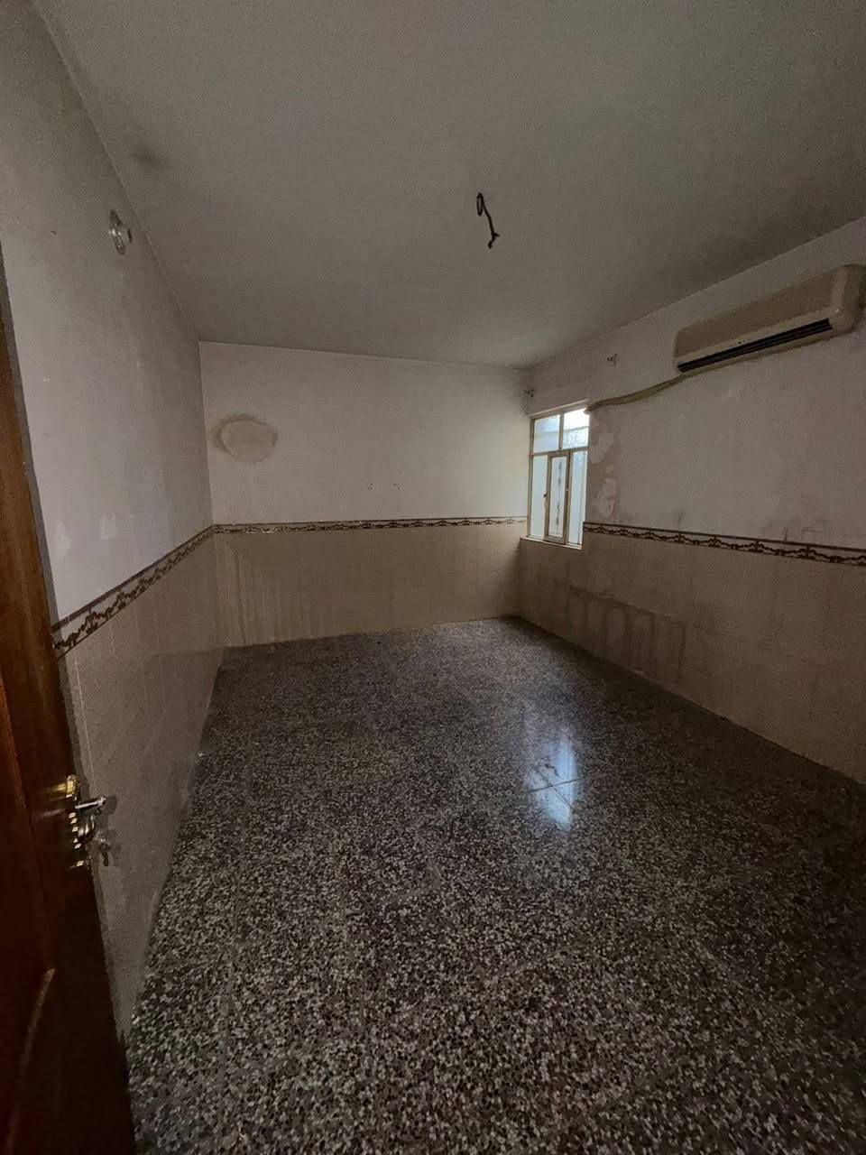 شقه للاجار الشعب شارع عدن قرب مطعم حجي عادل
غرفتين نوم مع صاله وخدمات مع مطبخ معزول 

الشقه طابق ثاني ٣٥٠ السعر 

معروضه بمكتب الكناني ***********
