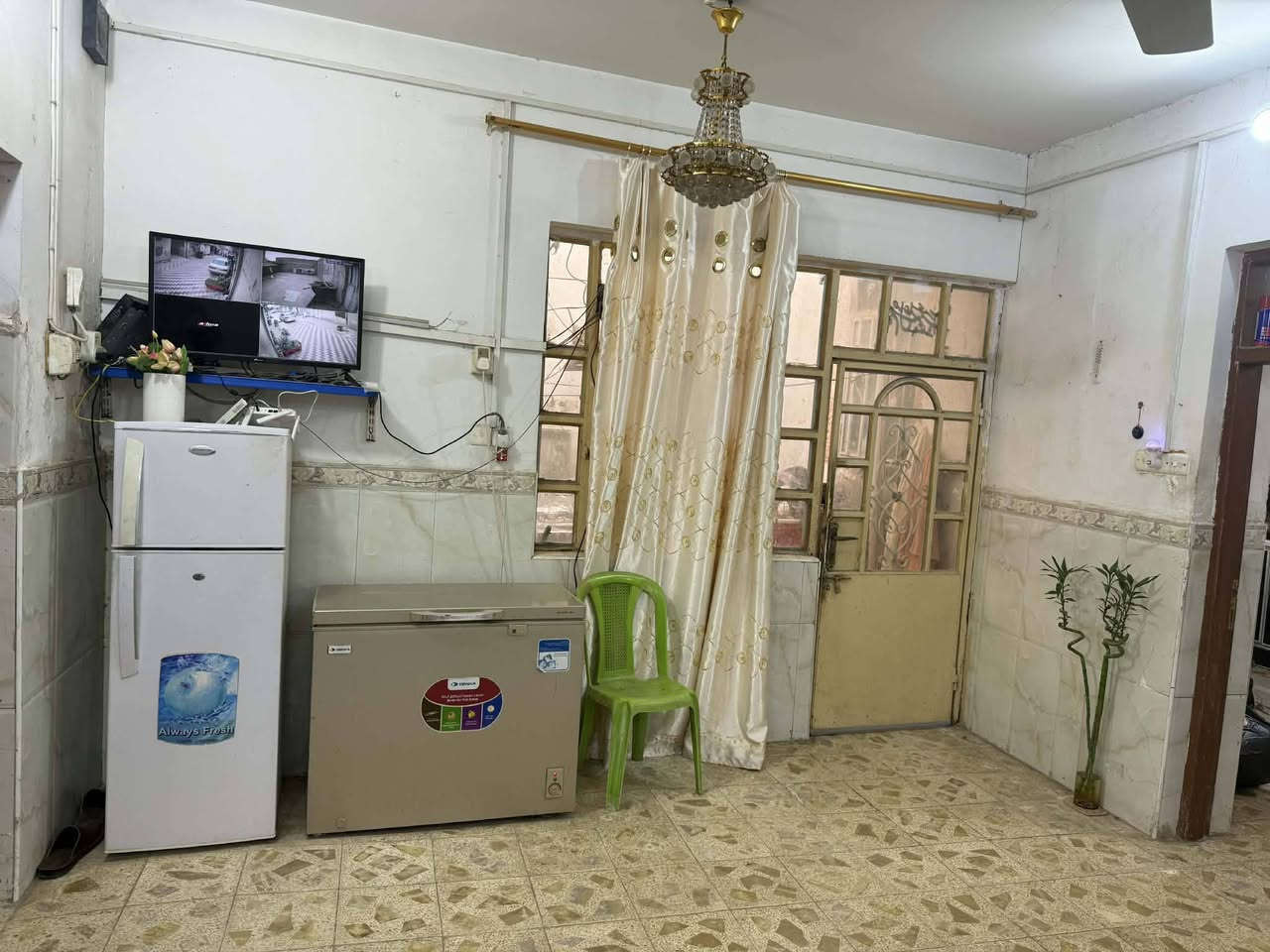 بيت طابو صرف للبيع  الموقع شارع خالد العطية  ثالث بيت من جهة الشط 
مساحة البيت ١٤٠ م    الوجه ١٢ م والنزال ١٢ متر 
متكون من غرفة وصالة واستقبال ومطبخ وحمام 
والطابق الثاني غرفة وصالة  البناء عكادة 
عالي عن الشارع   . عرض الشارع ١٠ أمتار
