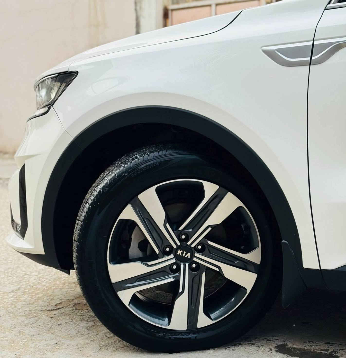 كيا سورنتو موديل 2021 خليجي السيارة مكفولة  
رقم بغداد الماني  
السيارة ماشية 80.  اصل.  السيارة مضمومة. وافحص وين مايعجبك 
مكينه  - 6 سلندر  سياره تحتوي على 4 وضعيات قياده 
مواصفات سياره 
- بصمه  عدد 2 
- تشغيل عن بعد
-جنطه كهرباء 
- مرايات شفط 
- تخم تاير جديد 
- سبع الالوان داخلي 
- ترحيب 
- لايت لد  4 عدسات 
_ دواخل بيچي 
-  2 كشن كهربائي
 - تحكمات استيرن  
-  3 قطع تبريد 
- مثبت سرعه 
- بصمه ابواب 
- حساس امامي + خلفي 
- شفتات استيرن   3 سبورت  وسمارت2  وايكو 1
- شاشه لمس تبريد 
- نضام مانع انزلاق 
- شاحن لاسلكي 
- كل مواصفات السورنتو بيهة 
- علما السيارة محجوزة فقط هاي السنة.  استقطاع مباشر من الماستر وكالة عامة مطلقة باسم المشتري. 
- السعر 245      مكاني ديوانية مركز.***********
