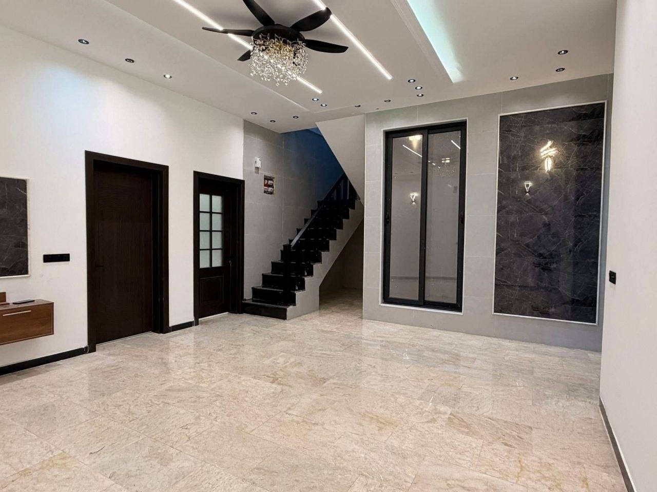 🏡 دار حــديــث لــلــبــيــع
━━━━━━━━━━━━━━━━━━━━
📐 الــمــســاحــة: 200 متر
📜 طــابــو صــرف
🏗 بــنــاء حــديــث (2026)
━━━━━━━━━━━━━━━━━━━━
📍 الــمــوقــع: بابل – حي الجزائر
مقابل المحكمة الاتحادية
━━━━━━━━━━━━━━━━━━━━
🏠 تــفــاصــيــل الــدار (طــابــقــيــن):
🔹 الطـــابـــق الأول:
• غــرف نــوم عـــدد (2)
• اســتــقــبــال
• هــول
• مــطــبــخ
• مــجــمــوعــة صــحــيــة (داخــلــيــة + خــارجــيــة)
• مــنــور
• حــديــقــة داخليــــة + خارجيـــة 
• كــراج

🔹 الطـــابـــق الـــثـــانـــي:
• غــرف نــوم عـــدد (2)/غــرفــة ســويــت
• مــجــمــوعــة صــحــيــة
• هـــــول
━━━━━━━━━━━━━━━━━━━━
🛣 عــرض الــشــارع: 20 متر
━━━━━━━━━━━━━━━━━━━━
💰 الــســعــر: 460 مليون
✨ قابــــــل للتفــــــاوض 
━━━━━━━━━━━━━━━━━━━━━
📞 لــلــاســتــفــســار والــاتــصــال
🏢 مــكــتــب عــقــارات أَبــراج بــابــل:
• ***********
• ***********
• ***********
🏢 مــوقـــع الــمــكــتــب:
📍 بــابــل – حــي الــجــزائــر – مــقــابــل الــجــســر الــدولــي
━━━━━━━━━━━━━━━━━━━━━━
