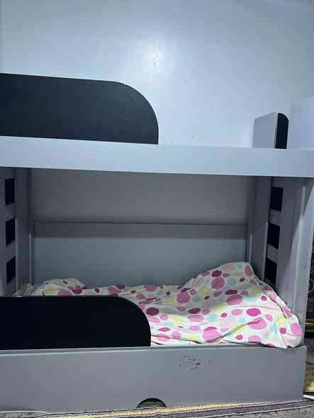 سلام عليكم جربايت طفال تفصال تركي شغل درجه اوله ثقيله حيل طابقين وثالث يرحم سرير ويرهم مجر  سعرها 250 بيها مجال قليل اني فصلتها ب 450 بس لان حولت بيت زغير وما عدي مكان 
هاتف ***********
