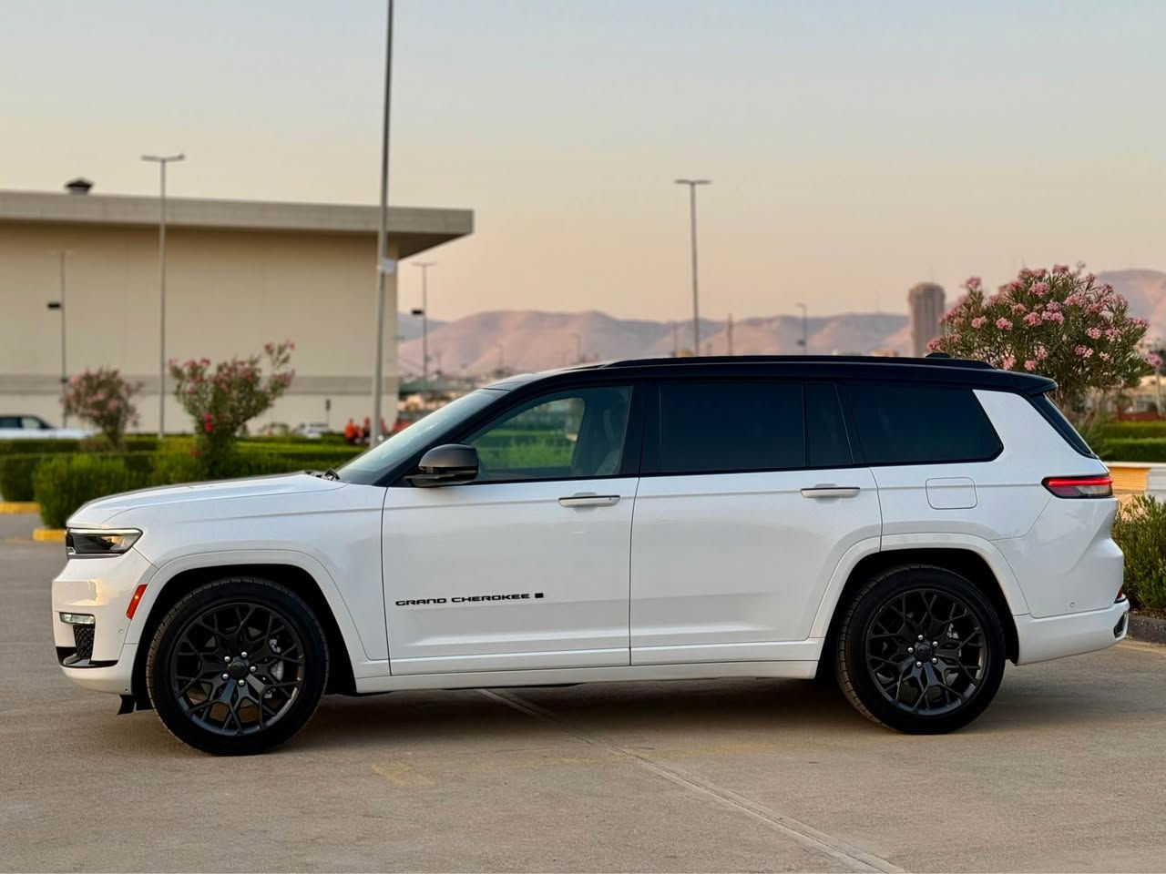 جيب سوميت مايكل 2024 
الجديد الشكل فول فول مواصفات جكات
رقم صاحب سيارة ***********

🟩 السعر  _ 418$
رقم كاتي 
الموديل : 2024 
المحرك :  . V8.  
  
‎لون :  ابيض 
داخل مشمشي و اسود
* قيادة ذاتية .
* رادار امامي مع مانع تصادم . 
* تحذير الخروج عن المسار . 
* مستشعر نوم السائق مع نظام التوقف الآلي 
* تحذير النقطة عمياء 
* نظام تحذير عند التقاطعات. 
* نظام تحذير عند تجاوز السرعة المحددة 
* نظام تقليل الضجيج داخل المقصورة. 
* إنارة محيطية. 
* شاحن موبايل وايرلس. 
* تعديل وضعيات مقود السائق كهرباء.
* مرايا تعتيم ذاتي. 
* المرايا الجانبية قابلة للطي كهربائيا. 
* نظام الصوت من ماكنتوش مع 19 سماعة. 
* ويل قياس 20 انج .
* فتحه بانوراما . 
* شاشه كبيرة 10.1 انج . 
* نظام الخرائط (GPS) .
* عرض خرائط الطريق على لوحة القيادة.
* لوحة القيادة بقياس 12 أنچ. 
* 2 كاميرات خارجية مع بخاخات ماء للتنظيف. 
* كاميرا للمرأة الداخلية. 
* المصابيح الأمامية زنون .
* كشافات الضباب زنون . 
 *انارة ترحيب .
* دخول ذكي. 
* بصمة على 4 ابواب للدخول الذكي. 
* تشغيل عن بعد .
* الصندوق الخلفيي كهربائي .
* اضافات من الخشب الطبيعي للمقصورة الداخلية
* ذاكرة لحفظ وضعيات الجلوس للسائق. 
* مساج للمقاعد الامامية السائق والراكب. 
* المقاعد الأمامية كهربائية .
* المقاعد الأمامية  تدفئة تبريد .
* المقاعد الخلفية  تدفئة .
* ستائر للشبابيك الخلفية. 
* مقاعد الصف الثالث قابلة للطي والفتح كهربائيا. 
* انارة داخلية LED متعددة الالوان . 
* حساسات امامية. 
* حساسات خلفية . 
* 7 راكب .
* مكيف خلفي مع وحدة تحكم منفصلة . 
* تدفئة ستيرن . 
* مانع تصادم خلفي .
* بلوتوث تلفون . 
*كاربلاي .
* محدد سرعة . 
* نظام التشغيل اوتوماتيك

‎رقم صاحب *********** السليمانية, العراق
