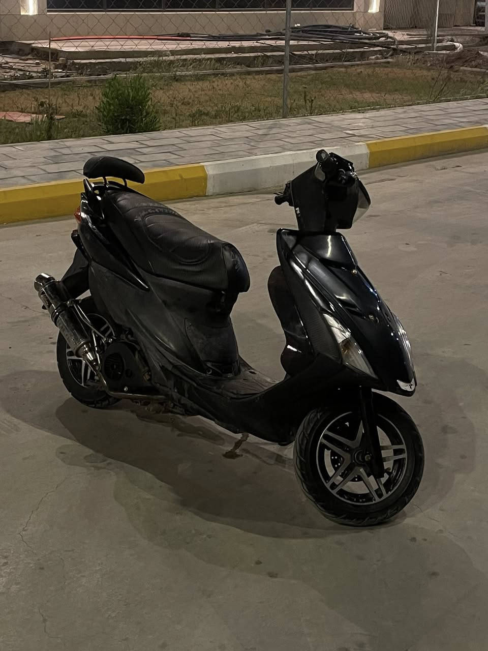 السلام عليكم
دراجة ادرس حديث ياباني للبيع الدراجة كلش حلوة وكاعدة لون فيلي بيه تزويد بسيط صالنصة رياضي ستيل ام الحساس اصلية مال رمبة وويلكب نجمة اصلي هم مال رمبة وبيها سبايدر اصلي كفراتها اصلية نوزل نظيف مكينة بجيس شرط خرسة نقوصاتها فقط عداد 
مكاني كوت خاجية شارع 40
للاستفسار :***********
