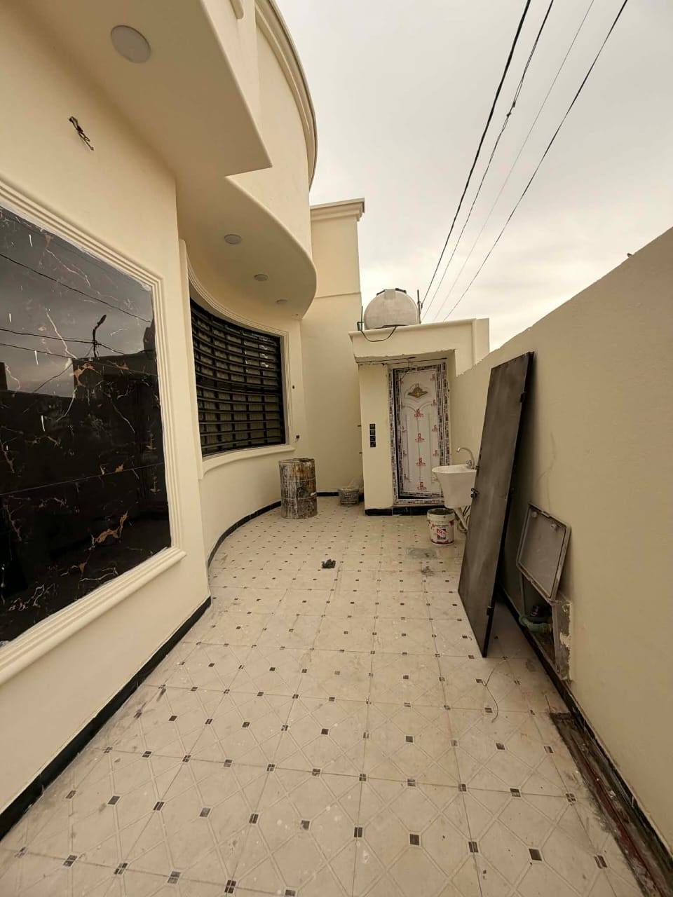 بيت ٢٠٠ م مسلح بناء حديث ما مسكون 
السنيه سياحي قرب سكه 
يحتوي على غرفتين وصاله ومطبخ واستقبال وصحيات داخليه وخارجيه سقف مسلح للاستفسار مراجعه مكتب سيد ناصر الزاملي
الواقع في حي الفرات خلف شركه حمورابي
***********
