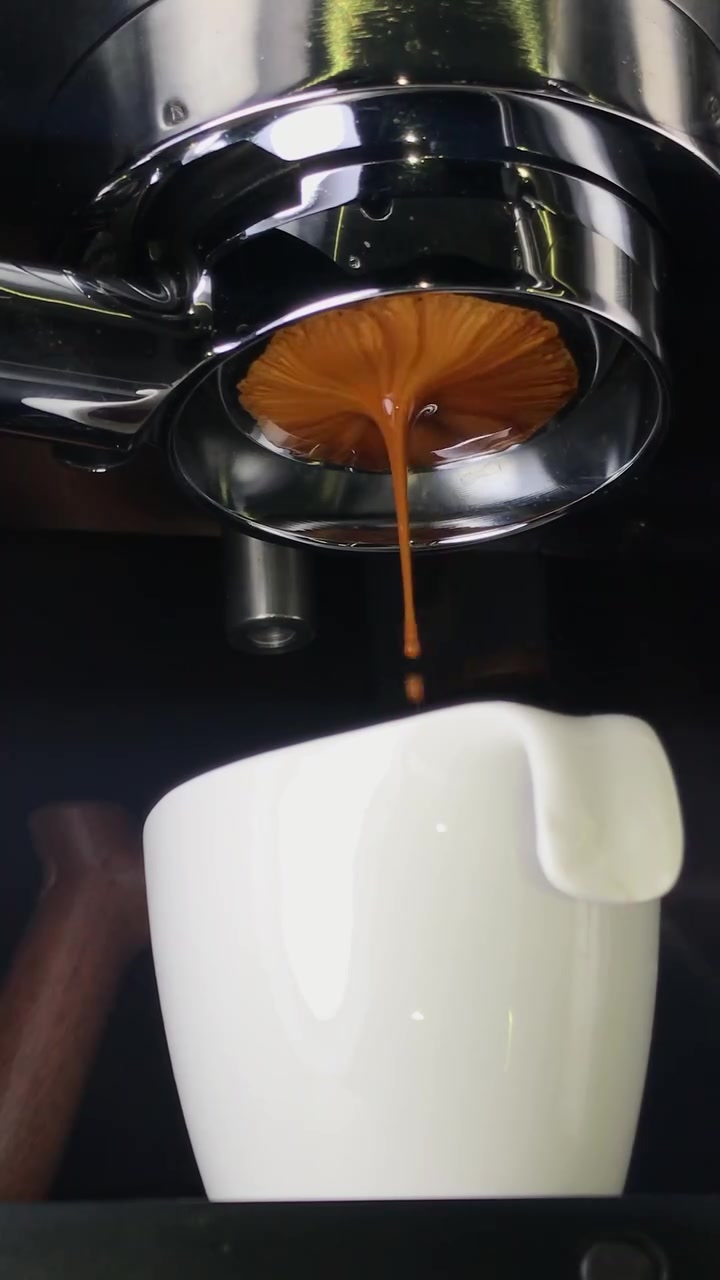 مساء الخير
متوفر مطحنة قهوة يدوية جديدة ماركة من شركة IKAPE اصدار KB3 تجي ب3 تروس خماسي وسداسي وسباعي الشفرات وكل ترس متحرك ويا ترس ثابت خاص بي يعني 6تروس ويجي الترس حجم38mm نفس حجم طواحين الماركات الاخرى المعروفة بالسوك ومقارنة بيهن عن استخدام شخصي افضل منهن وعمرها اطول بسبب وجود 3تروس ومن السهل التبديل بينهن تجي المطحنة بالباكيت مع الاتراس مع فرشاة تنضيف ومنفاخ
تركتلكم فيديوهات عن استخلاصات المطحنة للاسبريسو ثلاث استخلاصات مختلفة كل استخلاص بترس مختلف وفيديوهات اخرى من موقع الشركة اضافة الى معلومات عن الطاحونة من الشركة❤️
ملاحضة: (الطاحونة مو امزون اني شحنتها من موقع الشركة)
تخفيض على اخر قطعتين القطعة ب110 مع التوصيل بدل 125
@إشارة


**إذا كنت صاحب هذا الإعلان وتريد حذفه لأي سبب، رجاءا أرسل رسالة إلى الدعم الفني**