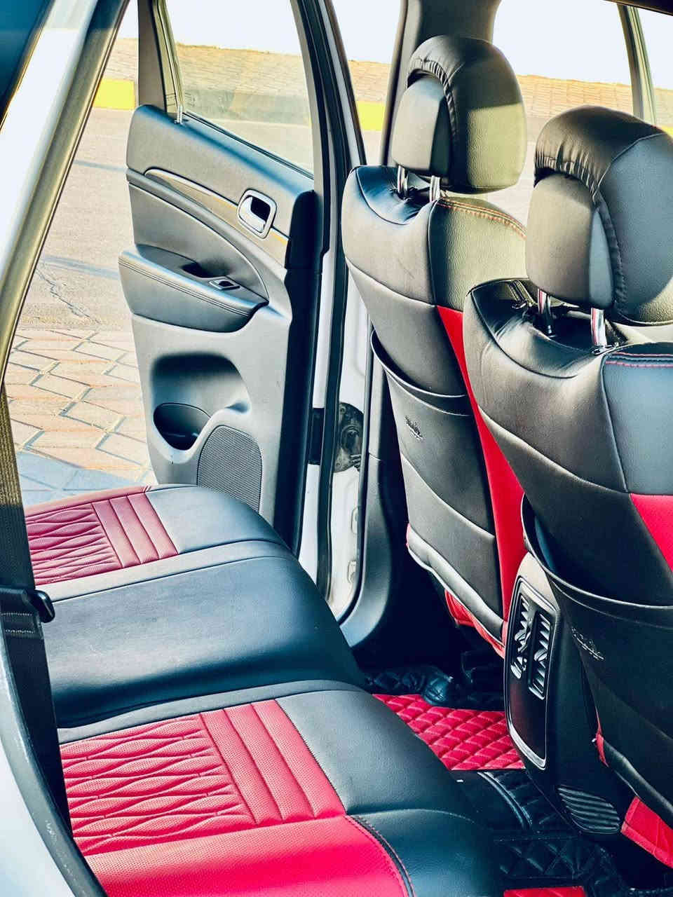 (***********)جيب لاريدو موديل ١٢ ، داخلة كلين بدون حادث بدون تقرير غرق
*موجود سونار وتقرير الدخول 
(السيارة بيها شغلات بسيطة تكحيل صبغ بسيط جداً تحت مراية السائق موضح بالسونار وصبغ كد شبر فقط لجاملغ الامامي الايمن والجاملغ الخلفي الايسر) 

*ماشية 186 الف ميل 
*محرك وكير جديد مكفول
*دوشمة جديدة 
*حدادية امامي خلفي جديدة 
*دسكات امامي خلفي اصلية جديدة
*منظومة بانزين كاملة (عبوة ومساعد و بلكات ونوزلات اصلية شركة ) كلها جديدة
*لايت ومازدات كلها جديدة 
 * منظومة تبريد محرك كلها جديدة (ماء اصلي احمر وولف حماوة ريسنك ٨٢ وبرمجه كلها جديدة) 
*منظومة تبريد سيارة كلها جديدة (راديتر تبريد وكمبريسر وفريز كلها جديدة اصلية) 
*بوليش جديد قبل شهر سويته 
*سنوية جديدة نافذة لغاية ٢٠٢٩ 
*السيارة رقم سليمانية بأسمي تحويل مباشر او وكالة 
***********
السعر (180) وبيها مجال للشراي
*مكان السيارة (واسط-العزيزية)
