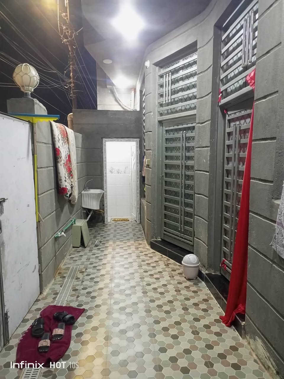 مكلف بل نشر بيت لبيع ١٠٠مربعه بحي الوحده قرب مدرسة الغصون المتوسطه كامل الخدمات يحتوي على طارمه براني صاله صحيات داخلية وخارجية ومنور سقف كونكريت واساس كونكريت سطح شتايكر غرفة لا ينباع لا مبادره ولا دين بناء جديد سنه ٢٠٢٤ /هاذا رقمي للتواصل مع على رقم غير متواجد على فيس ***********بيع مستعجل
