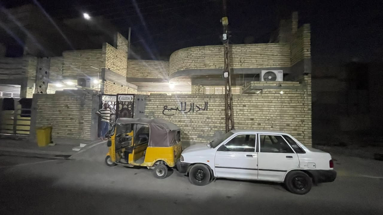 السلام عليكم دار زراعي🌾 بناء حديث 🏙️
🏠المساحه ١٥٠ متر 

🏙️الواجهة ٩.٥

البيت مسلح ومكون من كراج 🚙واستقبال وصاله كبيرة ومطبخ  وثلاث غرف 🛏️نوم وا صحيات  🚾وبناء حديث 👌وكآمل من جميع الخدمات من كاشي وسيراميك وماء💦 وكهرباء ⚡️وتبليط 🏘️مكون البيت من طابقين  موقع 🏗️مميز وجيران طيبة الموقع 🏗️البيت حي الرئاسة شارع عشرين يم شارع الساده اي استفسار اتصل 📲بصاحب البيت ***********
او  بمكتب الوسام لعقار *********** وسام
