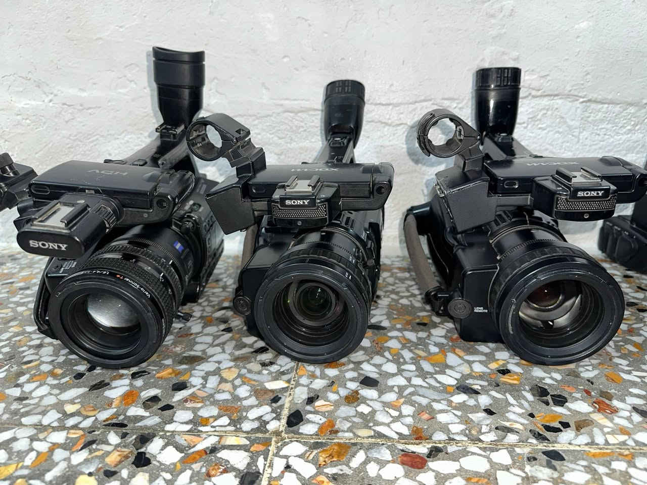 1-👇🏻👇🏻
‎  TCXD450 جهاز:✅بث مباشر إنتاج الفيديو 
جهاز بث مباشر ثاني:✳️ Panasonic AG-HMX100 Digital AV Mixer
‎كاميرا سوني✅: HVR-S27OU 108Oi HD
‎للمعلومة:❗️شغاله وياها بطاقة ذاكرة خارجية للفيديو بس ماوياها لا بطارية ولا شاحنة شاحنتها وبطاريتها عند اربع أشخاص الي يحب موجود أرقامهم ومكاناتهم تاخذ منهم 

‎كاميرا سوني العدد ثنين✅:PMW-200 الاحترافية السينمائية
‎مع شاحنة وبطارية وبيت رام(بيت رام يصيّر آغلى من الرام)
‎للمعلومة:❗️يصير بيها مداخل رامين ثنينهن للفيديو 

‎كاميرا سوني✅: HVR-Z7E 
‎للمعلومة:❗️شاحنة وبطارية وياها وبطاقة الذاكرة خارجية  للفيديو وبيها مدخل رام للصور 
2-👇🏻

‎كاميرا  دي جي اي ZENMUSE X3.
‎يمكنها تسجيل مقاطع فيديو بدقة 4K والتقاط صور ثابتة 
‎سعرها200  الف والي مايعرف سعرها سعرها ب399دولار 
‎اوزموا العدد ثنين الواحد على 50 قفل 
‎للمعلومة:✅كلهن نفس البطارية والشاحنة يشتغلن 
‎عدد البطاريات 3 وحدة منهن عوزها تبديل و2 يشتغلن 
‎اماً الشاحنات العدد ثنين وحدة الأصلية مع محولتها شغاله الثانية عاطلة يصير مدخل مالتها مال تلفون كلكسي مكاني
3-👇🏼👇🏼

كاميرا Canon EOS-1D X،
ومعدات كاميرا للبيع مكاني بغداد توصيل ماكو 
الكاميرا شغالة وعلى الفحص تاخذها بس شوية متعوب شكله صح بس الكاميرا بعدها شغالة ومحافظة على صورتها شاحنة وياها بطارية ماكو اكو جديد باب الشرجي 

اما باقي المعدات جدد مامستخدمات 
من عدا كاميرا الوزموا وازموا التلفون 
4-👇🏼👇🏻👇🏻

‎كاميرا سوني العدد 4 اليابانية DSR-PD170 
تصور فيديو كاسيت والصور رام 

‎شغالات وتاخذها على الفحص الوحدة 35 قفل  واذا تاخذهن شلع بيها مجال 

‎للمعلومة:✅ابيعهن بدون ملحقات إذا تريد ملحقاتها شاحنة وبطارية عندي الأصليات بأسعار مناسبة هم
5-👇🏻👇🏻👇🏻👇🏻
كاميرا نيكون 3000D ❇️مع عدسة Nikon AF-S DX NIKKOR 18-105mm f/3.5-5.6G ED VR  

سعرها (220 الف) قفل 
كاميرا نيكون:❇️7000D بدي فقط  
‎220 الف 
كاميرا نيكون :❇️ 90D مع عدسة Nikon AF-S DX NIKKOR 18-105mm f/3.5-5.6G ED VR  
بيها خلل بالتصوير عدستها نظيفة والكاميرا نظيفة هم 
185 الف 
كاميرا نيكون: ❇️90D مع عدسة AF 18-250mm
الكاميرا بيها خلل بالتصوير  كذلك هيا والعدسة وملحقاتها 
‎175 الف قفل
كاميرا كانون:❇️ 650D مع عدسة 18/55
‎400الف 

كاميرا :❇️Panasonic Lumix DMC-FZ50
عدد 3 كل كاميرا ب100 قفل 
كاميرا سوني :❇️ Sony Alpha 300 (DSLR-A300)
مع عدسة 18-70mm f/3.5-5.6 
الكاميرا مع ملحقاتها ب120 قفل مع ملحقاتها بس عوزها باتري مالتها شغالة 
6-👇🏼👇🏻👇🏼👇🏻👇🏼
ستاند  رأس الحامل (Fluid Head): Shotoku SP80.  
 الأرجل (Tripod Legs): شوتوكو موديل AT-7602A (تأتي بقاعدة هيدروليكية مقاس 75mm
سعره خاص 
باقي التفاصيل بالخاص وسهلة


**إذا كنت صاحب هذا الإعلان وتريد حذفه لأي سبب، رجاءا أرسل رسالة إلى الدعم الفني**