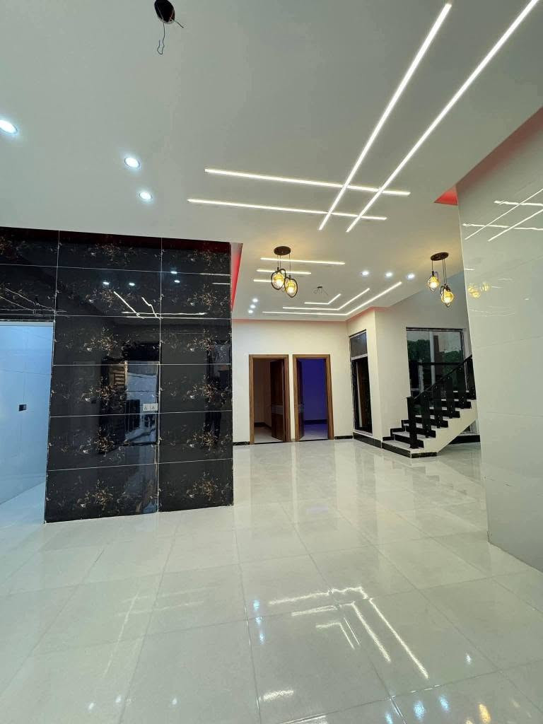 🏡 دار حديث للبيع – فول مواصفات
📍 الموقع: البصرة / أبي الخصيب – البهادريه
🔹 قريب على الشارع العام الداخلي (السايدين)
📐 المساحة: 200 متر
🏗️ نوع البناء: حديث – طابقين
✨ تفاصيل الدار:
• 6 غرف نوم (سويت)
• استقبال واسع
• صالتين مريحة
• مطبخ حار + مطبخ بارد
• صحيات حديثة عدد 10 داخليه وخارجيه 
• كراج سيارة
📜 نوع الملكية: طابو زراعي عراقي رسمي 
📞 للاستفسار: *********** البصرة, العراق
