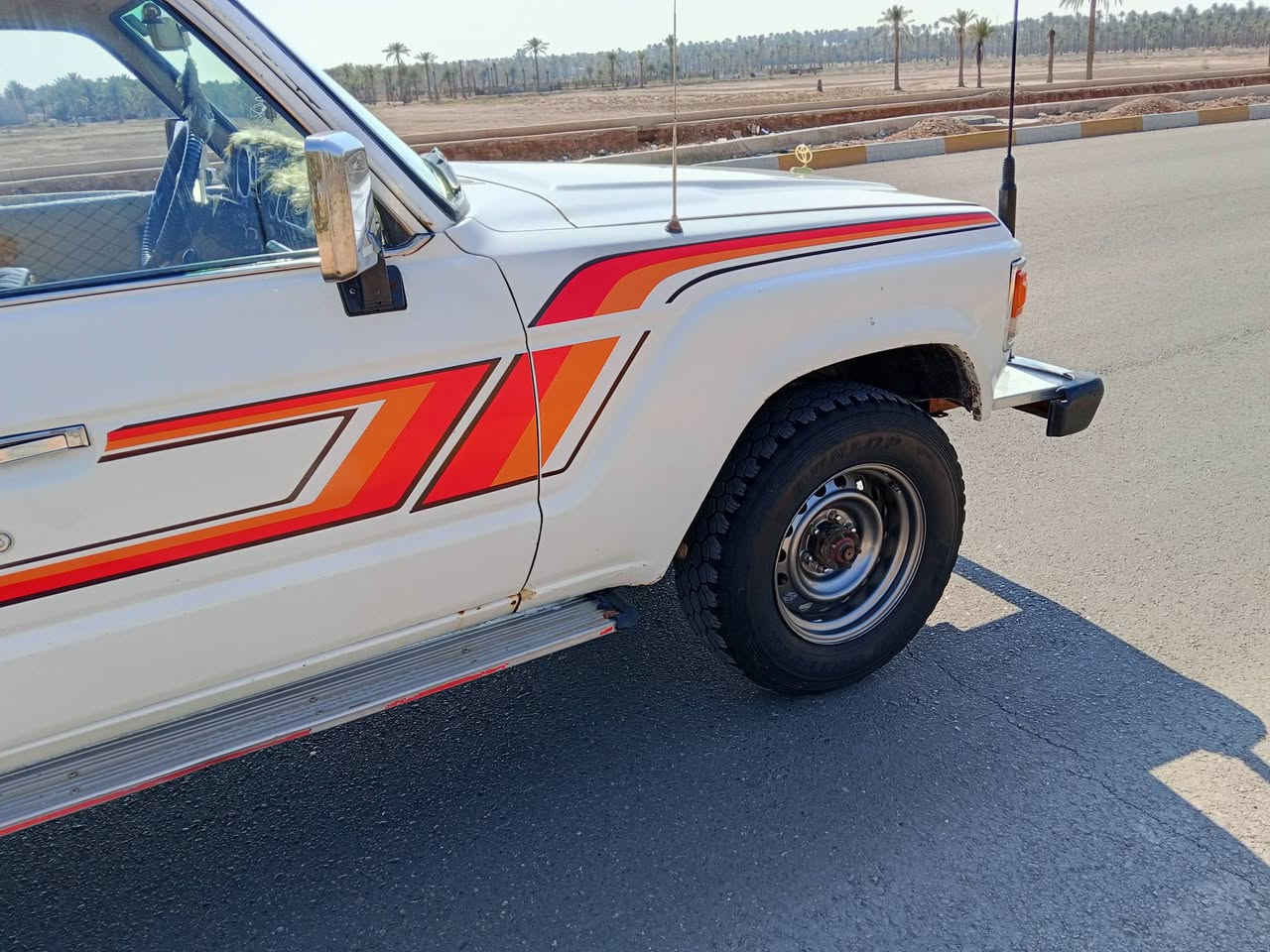 السلام عليكم من رخصه الادمن لاندكروز للبيع م 85 كير اكسلات امامي خلفي محرك 3f كير  محرك خير من الله ماكنيت باور ستيرن جام كهرباء سنتر لوك تبريد الواشرات مال الكمبريسر فقط سياره جاهزه من كل شي وترايك المكه ***********
