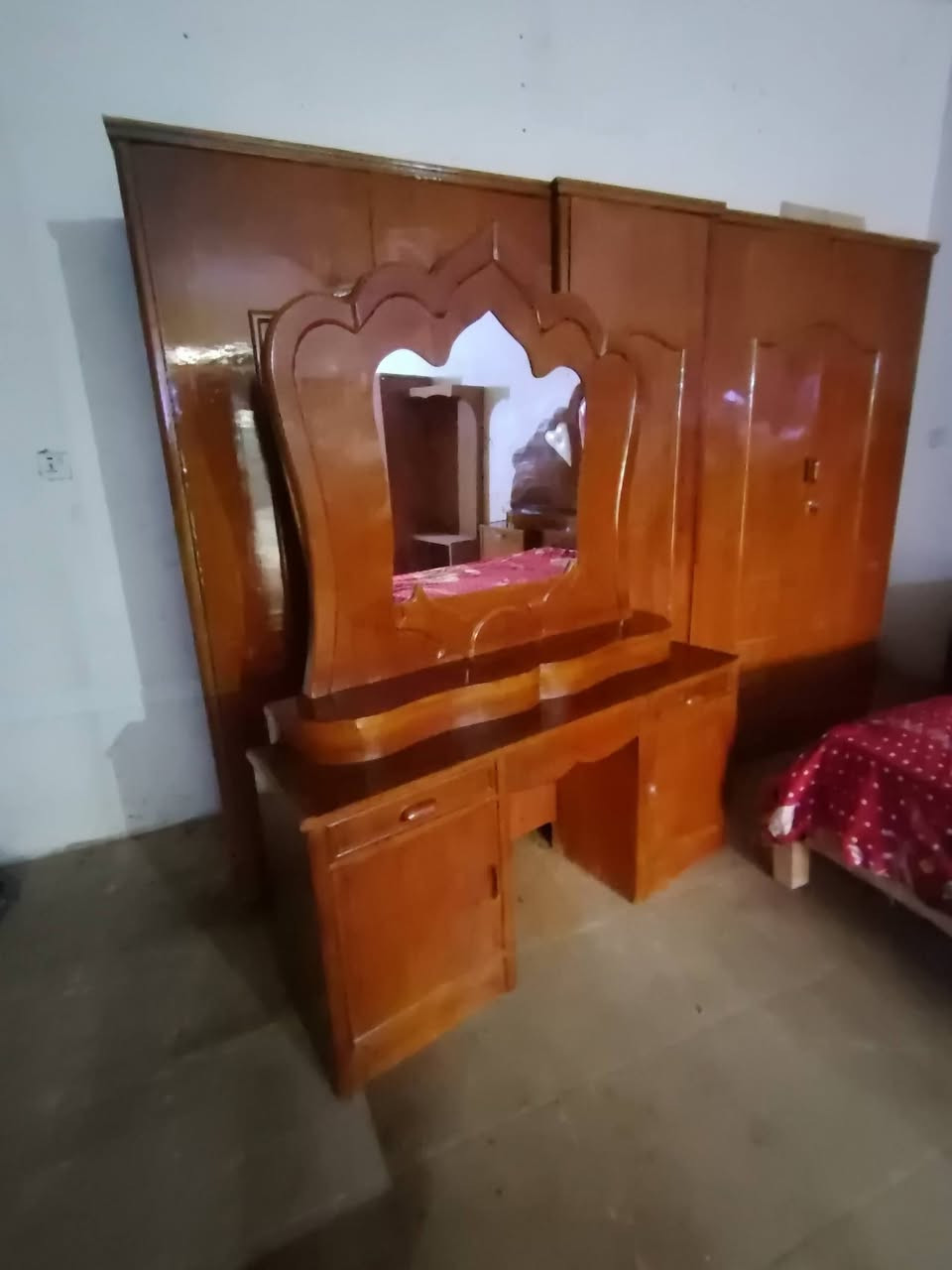 غرفه 5ابواب نجاره 450وبيه مجال ***********واتساب
