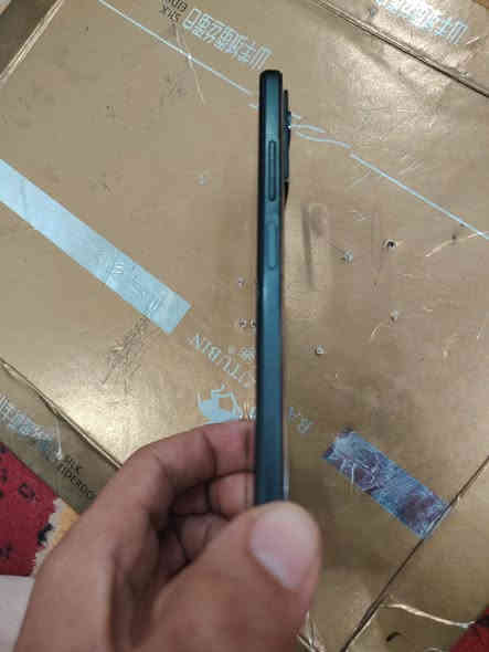 سلام عليكم عندي ريدمي نوت 12 اس للبيع  سعر 150 بيه مجال اخذته 340الف تلفون نضيف كلش بس الكامره جامه الفوكاه مكسوره مكاني كربلاء الحر االشاشه ماته البلاديه التلفون ابد ما داخل تصليح وياه كارتونه وشاحنه
والي يلعب بوبجي 40 فريم يشغل تواصل
***********       ***********
