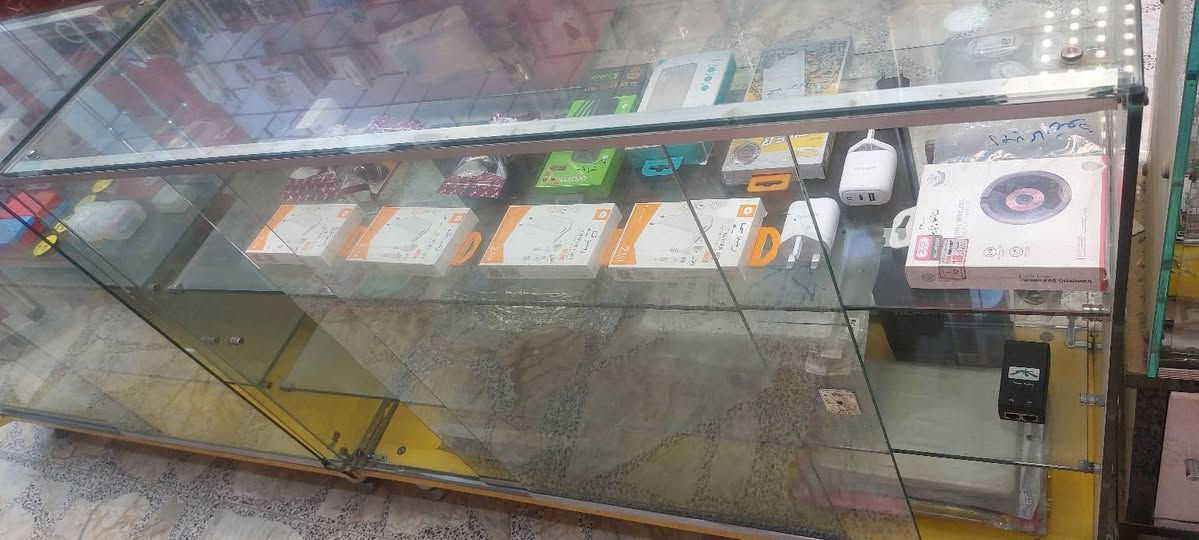 فاترينات للبيع عدد ٢ ارضيات قياس ١٢٠ وارتفاع متر ٣ خانات وبيهن سلايت جام من الخلف نظيفات 
وبيهن اناره 
فاترينه عاموديه للبيع قياس ٢.٥ ارتفاع عرض ٨٠ واناره وابواب تنقفل مال موبايلات بغداد الحريه 
***********
الفاترينات الارضيه ١٠٠ الوحده 
والعاموديه ١٤٠ 
واكو ب غراض قاطع ppc وباب
