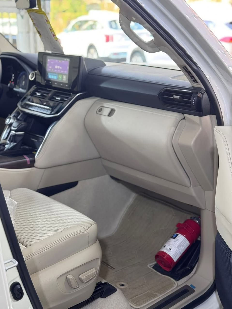 السلام عليكم
سياره للبيع فقط 
النوع :لاندكروز gxr 
لون :أبيض  لولؤي
الموديل:٢٠٢٥
الفئه :ساز وبعدها بضمان الشركة 
ماشيه:5100
الموضفات :
معروفه مواصفات الgxr
المحرك:4000
ناقل الحركه:١٠ سرعات اتو ماتيك
خزان الوقود:110
مقاعد جلد 
تدفه + تبريد 
شاشات عرض متقدمه ٣ شاشات
انضمه سلامه مساعده
تشغيل عن بعد 
صندوق كهرباء 
رادار - مثبت سرعة
حساسات امامي خلفي 
مغلفه السياره ppf امريكي الاصل 10سنوات ضمان
الجامه الامايه عليها درع للحمايه 
الداخل مغلف ارضيات جلد تايوان
كفاله عامه السياره 
السياره رقم بغداد : 
رقم مميز ❗️6️⃣0️⃣7️⃣0️⃣
السعر :- 75600
العنوان :بغداد حي الخضراء 
للاتصال : ***********
