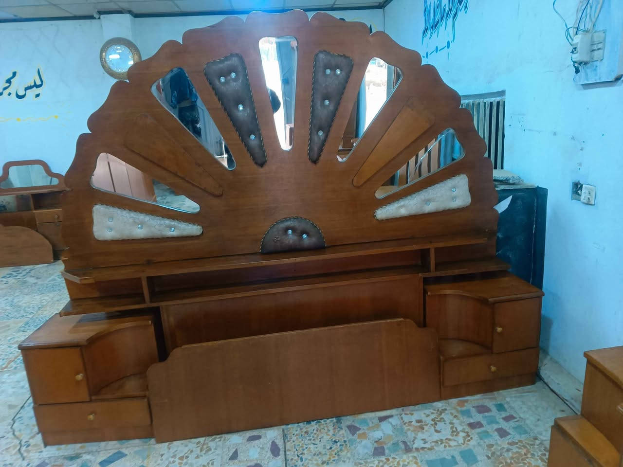 تخت نفرين وميز تواليت وزاويه السعر ١٠٠ العنوان حي تسعين نهاية حي صدام *********** موصل, نينوى
