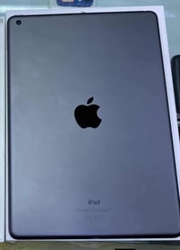 عندي ايباد 9 نضافة 90% مع ملحقاته كاتونه وشاحنته الاصلية وشرط الضمان ت...