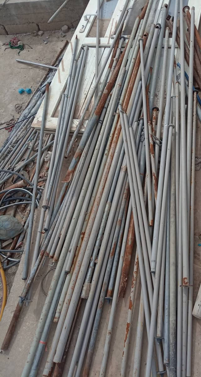 من رخصت المسؤول هاي البواري البارحة الي سالوني جثير ناس اكو الطول مترين واكو متر ابيعهن كلهن العنوان موصل جانب الايسر رقم الهاتف ***********
