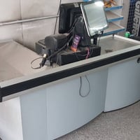 للبيع ميز كاشير ٢ متر ثقيل مع حاسبة كاشير كوري دبل شاشة + مجر كاشير + ...