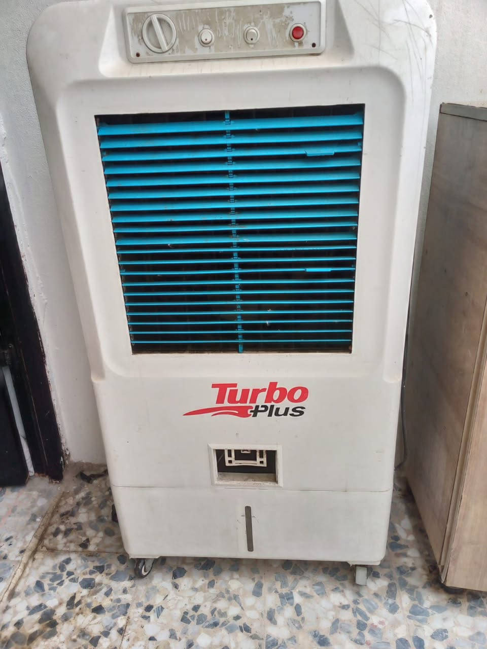 عندي ميز يصير للمحافير والصوبات ويصير للمونه وعندي ميزطعام وكونفيره ومجرات ومكنسه كهربائيه ماكل مستعمل نضيف اللي عندي اغراض نضيفه ومرتبه


**إذا كنت صاحب هذا الإعلان وتريد حذفه لأي سبب، رجاءا أرسل رسالة إلى الدعم الفني**