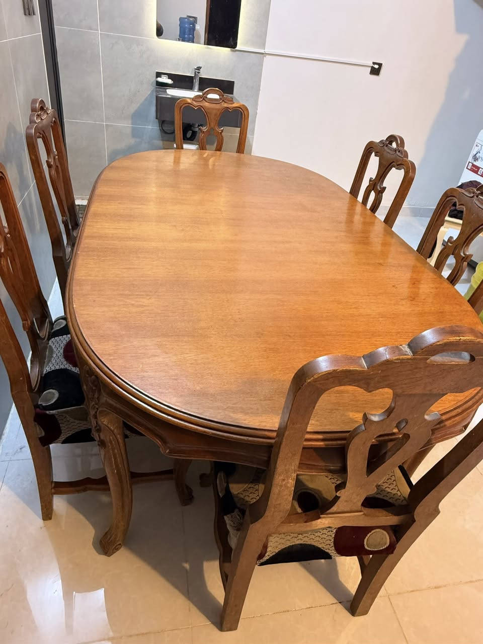ميز طعام للبيع يحتوي ع 6 كراسي
نوع الخشب بورمي 
سعرة 350 الف
بغداد الحسينية 
***********

