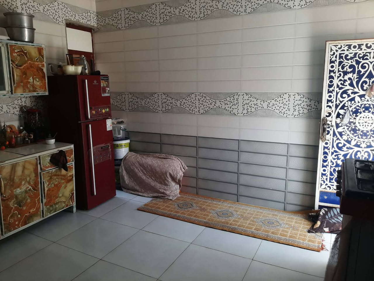 السلا م عليكم  بيت للبيع زراعية خلف المحكمه الجديده بحي العسكري المساحه 194متر بناء جديد من الداخل كله سيراميك   وغرفتين وصاله ومطبخ وصحيات داخليه  بناء  فرمستون رباط فوق الشبابيك مكلف  استفسار على رقم ***********
