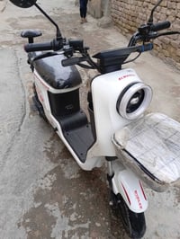 دراجه شحن R9نضيفه وكامله مابيه نقص   5 بطاريات. الكبار سرعه 99 وياه شا...