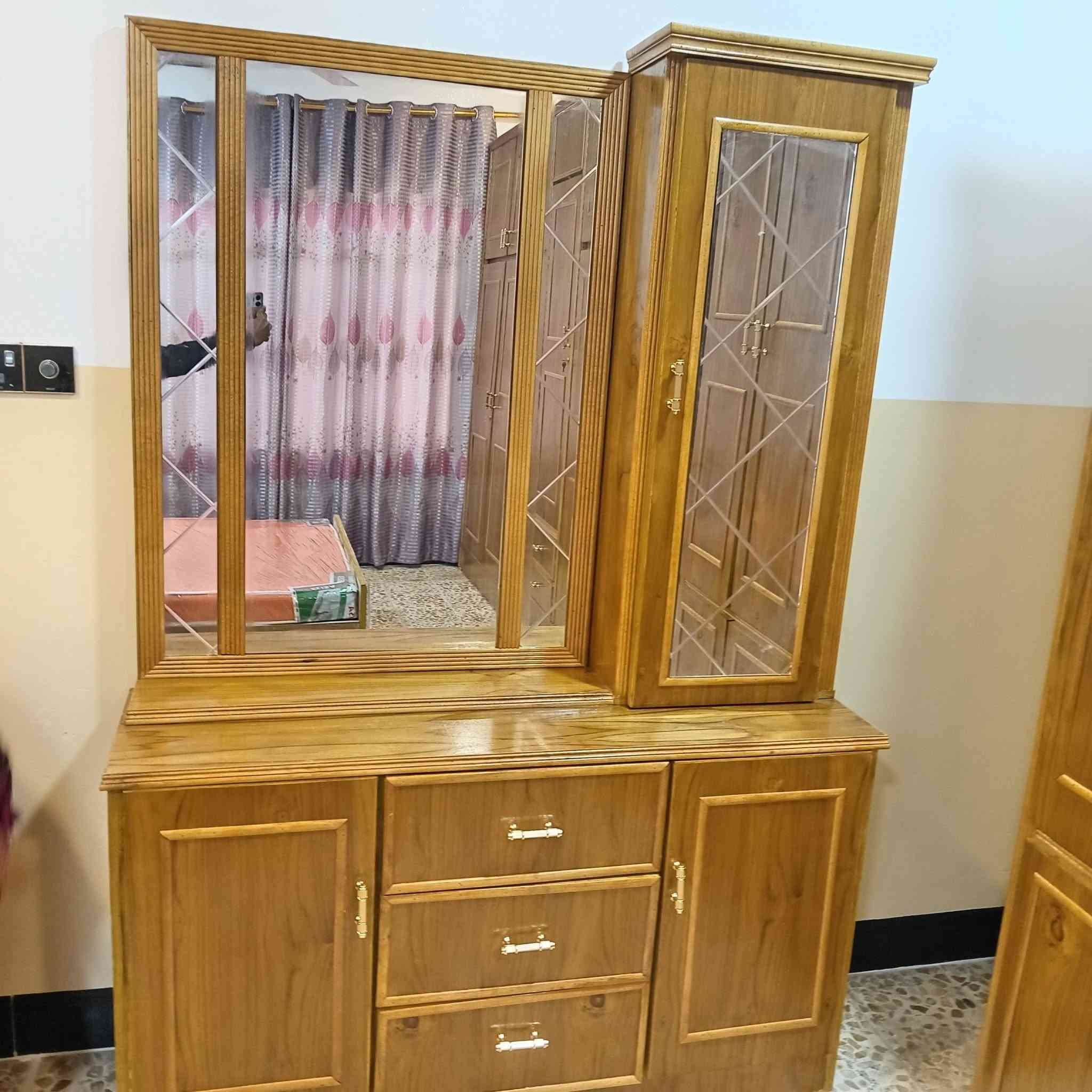 غرفة اخشاب جديد شراط مامستخدام يومين متوزين والله  تبيعه محتاج فلوس سعر 1000000 مليون 200
وميتين بيه مجال قليال حك جيتك اي استفسار على  رقم   ***********@
