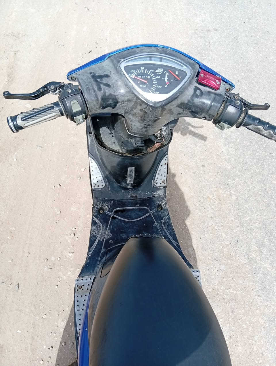 السلام عليكم دراجه ماكس للبيع تخم تاير جديد باتري جديد شلعه ومعدل فول كهربائيت كله شغاله مبدل بس ولفات بيه مره وحده مفتوحه كيلو متر كيج بانزين كله شغال 
ملاحظه.... نقصه راجز سلف فقط  مكينه خير من الله لاتنقيص ولاتبخير  السعر 375وبيه مجال قليل 
***********
