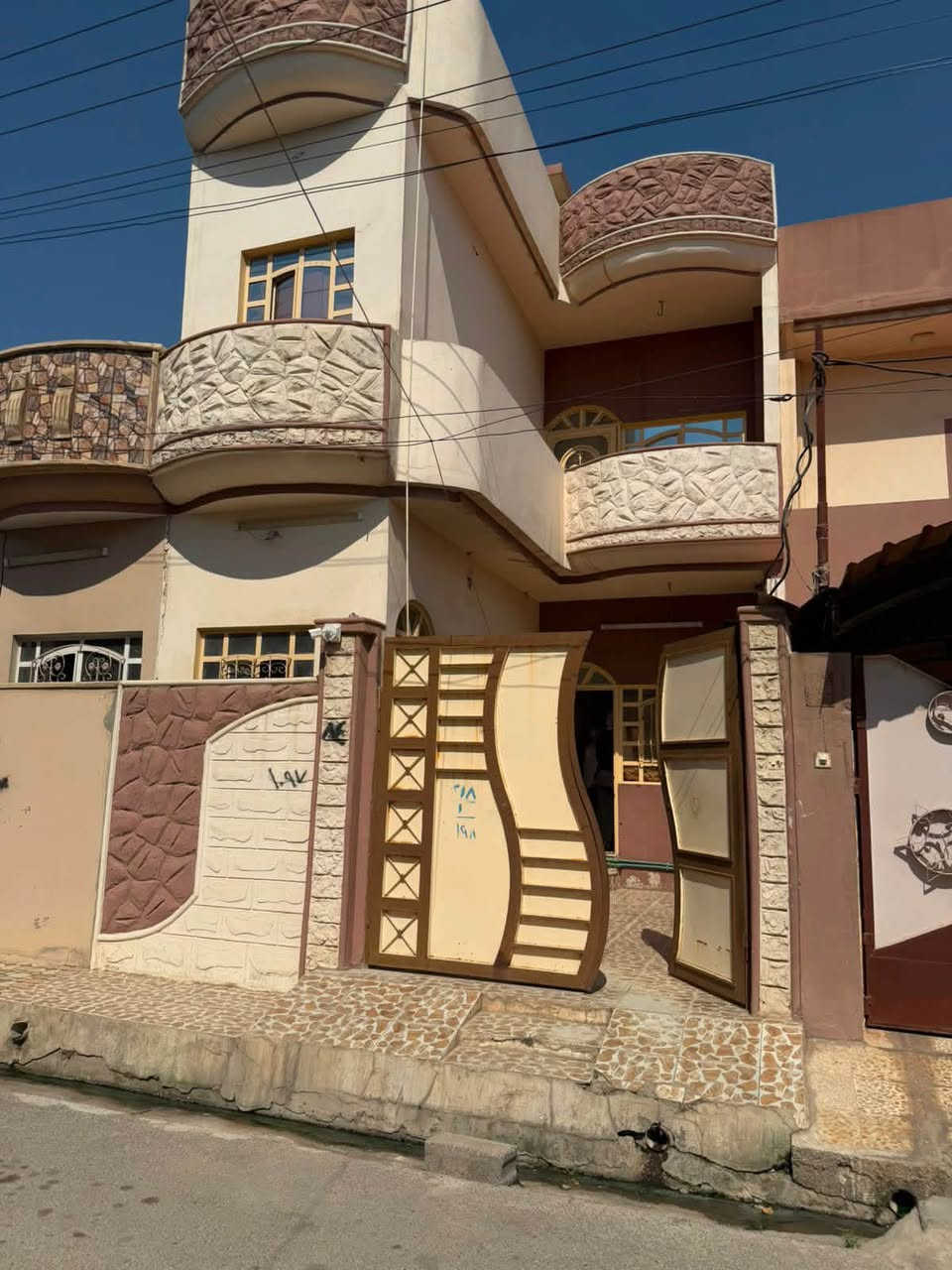 للبيع – دار في حي الميثاق
● 📍 الموقع: حي الميثاق
 ● 📐 المساحة: 100 متر
 ● 🏠 البناء:
 ● الطابق الأرضي: غرفة، وغرفة تحت مستوى الأرض (غرفة جوه)، ومخزن.
 ● الطابق الأول: صالة استقبال.
 ● 💰 العقار مؤجر حالياً، والمستأجر سيخلي العقار عند البيع.
للاستفسار والمعاينة يرجى التواصل على الخاص. 
***********
