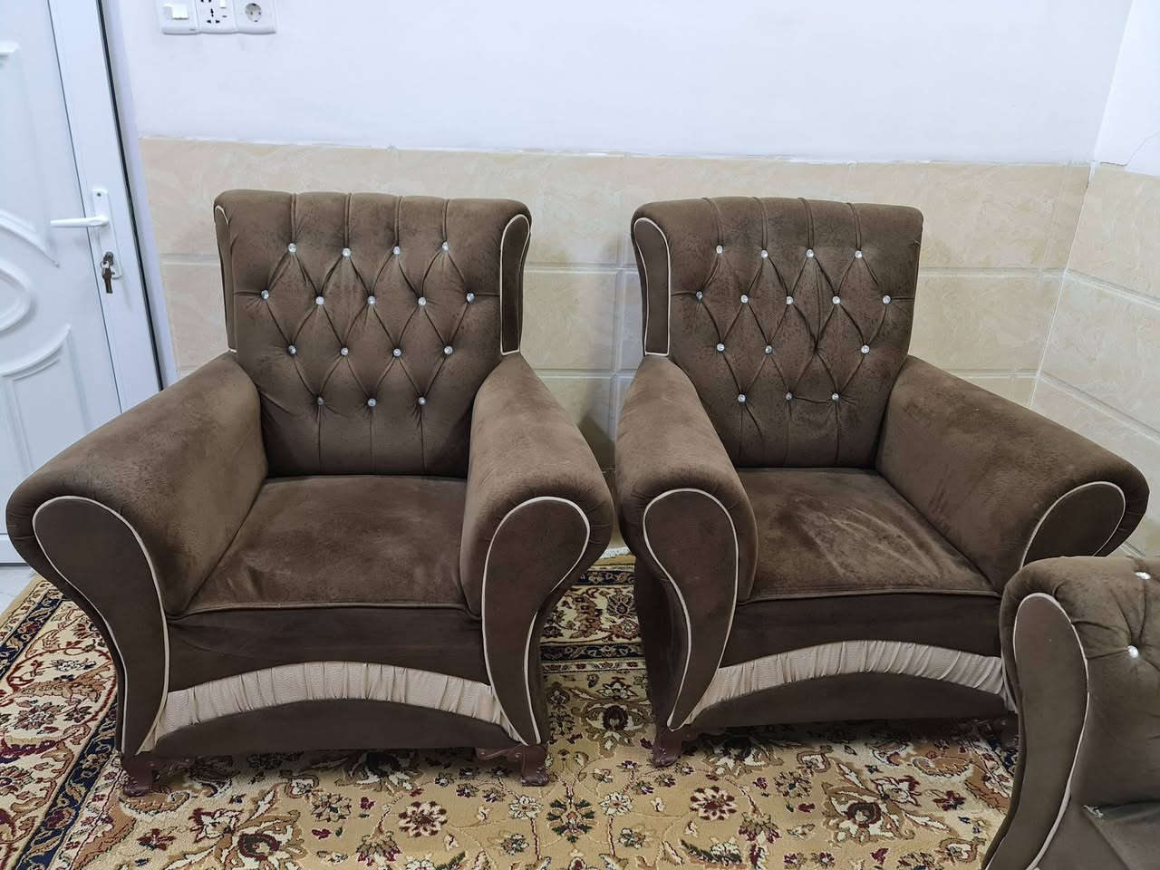 السلام عليكم
قنفات خمس قطع للبيع 
نظيفة والخشب عراقي
قنفتين ٢١٥ سم
قنفة ١٦٢ سم
قنفتين ١٠٤ سم
السعر ٢٧٥ الف وبيها مجال
للتواصل ***********
