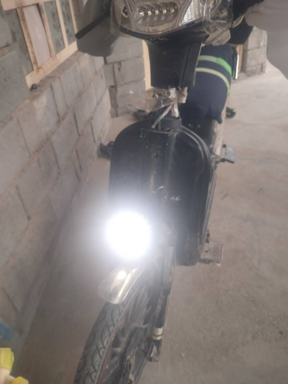 سلام عليكم موطور للبيع السعر 125 قفل البطاريات يقرن 11 وحده تقره 10 ونص المكان المحامده البذياب الستفسار ‏‪0783 792 2772‬‏
